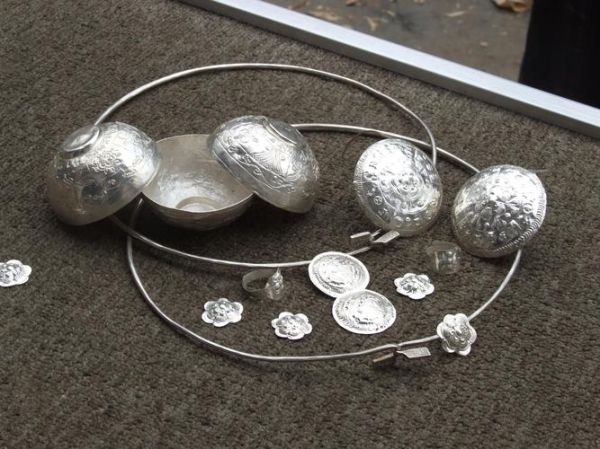 凤凰非物质文化遗产银（凤凰银饰锻制技艺的传承方法）-第3张图片-八三百科