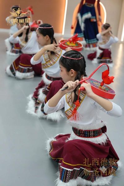 非物质文化遗产八字舞蹈(八字舞蹈非遗教学入门指南)-第1张图片-八三百科 非物质文化遗产八字舞蹈(八字舞蹈非遗教学入门指南)-第1张图片-八三百科